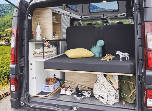 Coffre du coffre d'unvan aménagé Pilote avec banquette fixe